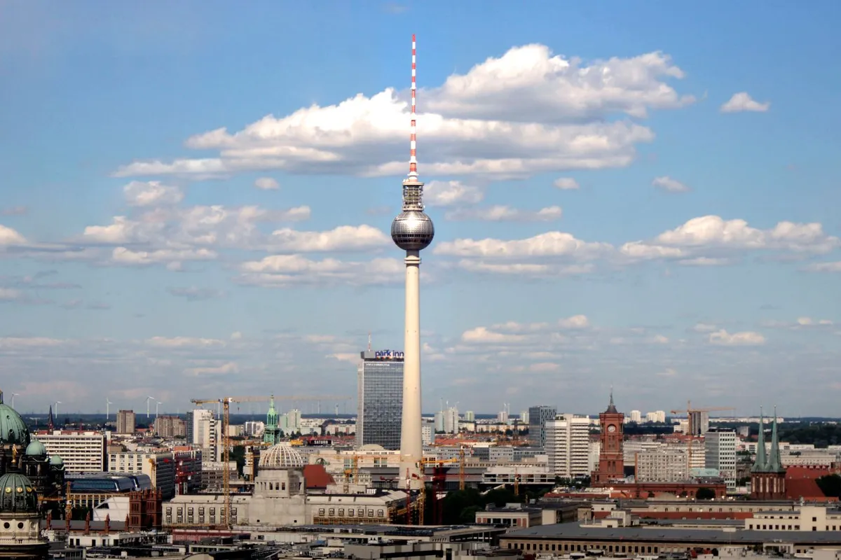 Berliner Skyline mit Fernsehturm unter blauem Himmel mit Wolken