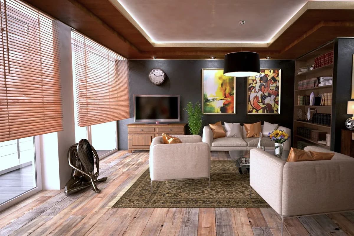 Großzügiges Wohnzimmer mit Sofas, Bücherregal und Fernseher an der Wand