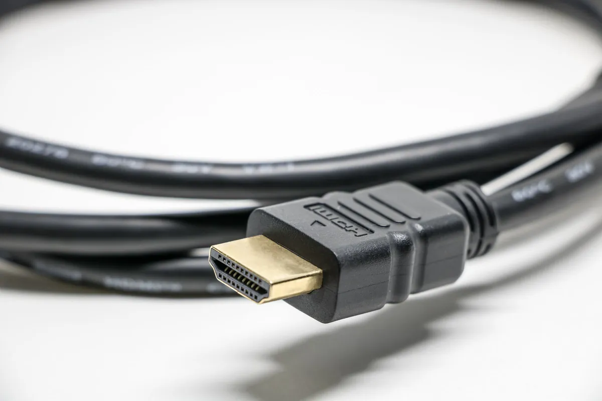 Nahaufnahme eines HDMI-Kabels mit vergoldetem Stecker