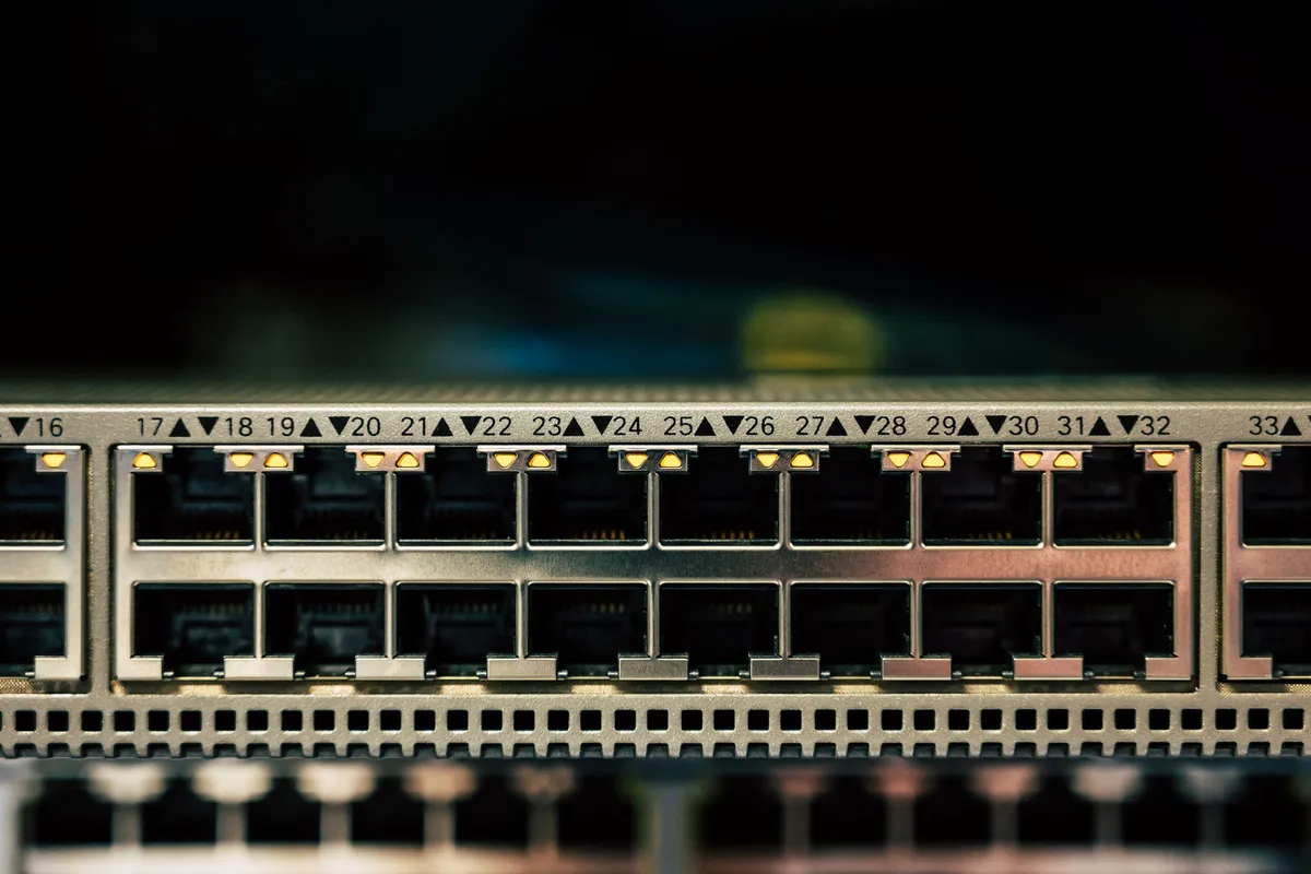 Nahaufnahme einer Reihe nummerierter Netzwerkanschlüsse