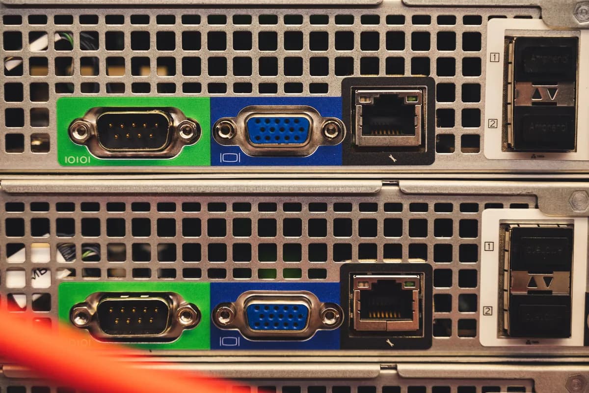 Rückseite eines Netzwerkgeräts mit LAN-Buchse und weiteren Anschlüssen