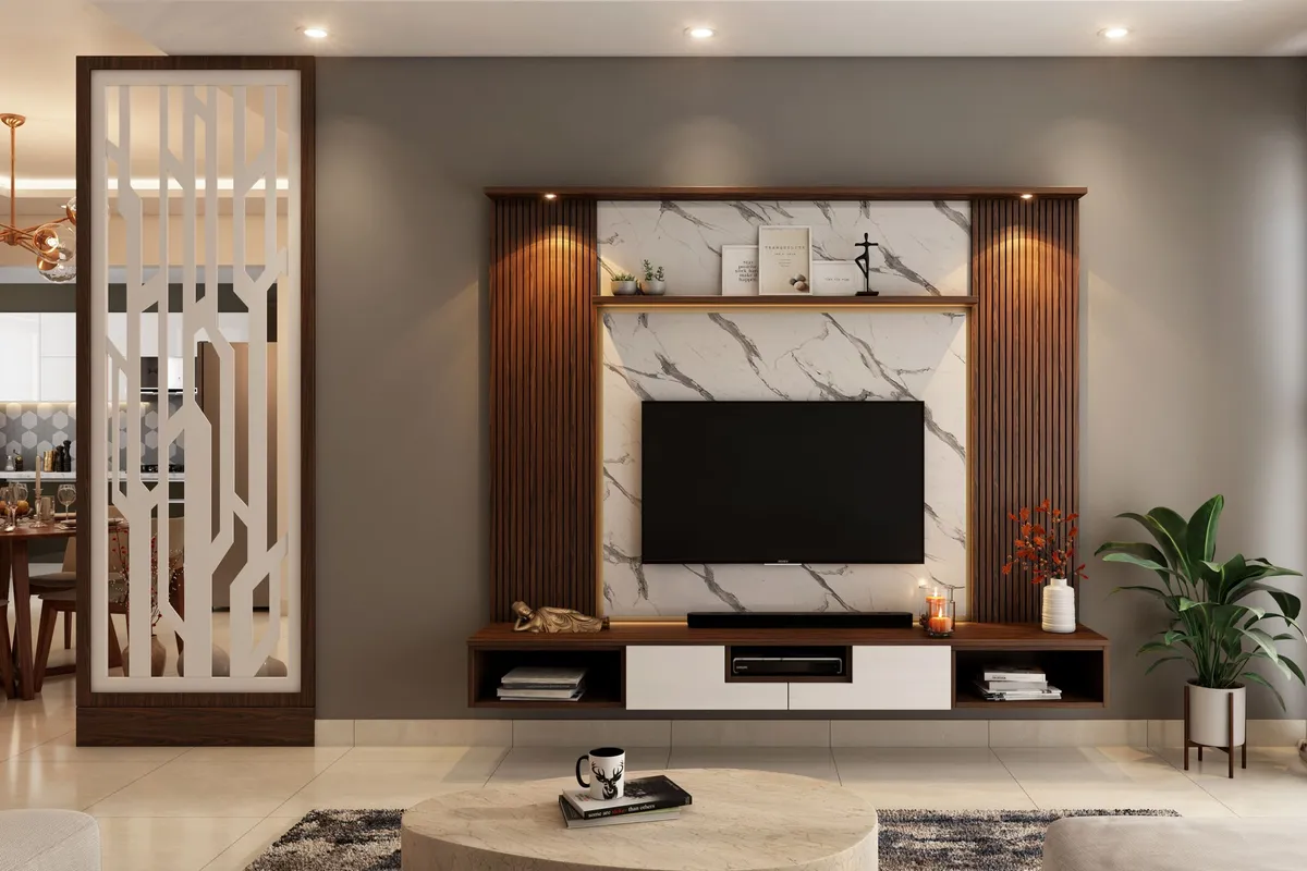 Wohnzimmer mit Wandfernseher in einer Wohnwand mit Marmoroptik und Holzpaneelen